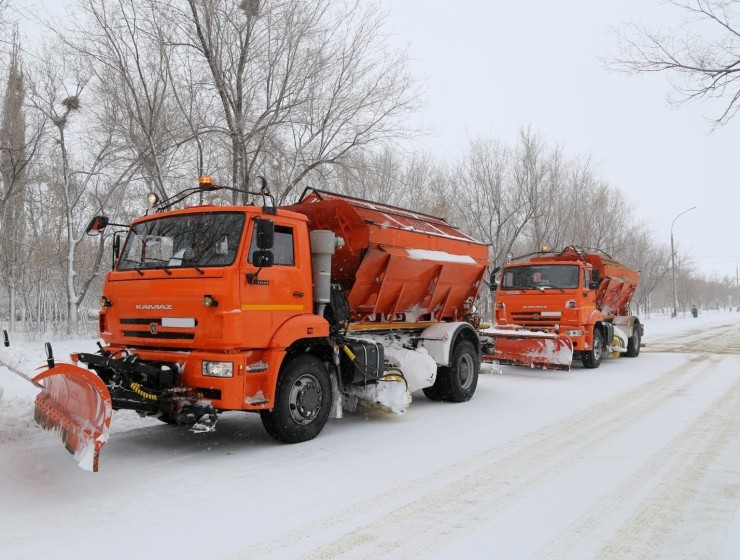 КДМ на базе шасси КАМАЗ 43253 пескач 5м³, отвал и щётка